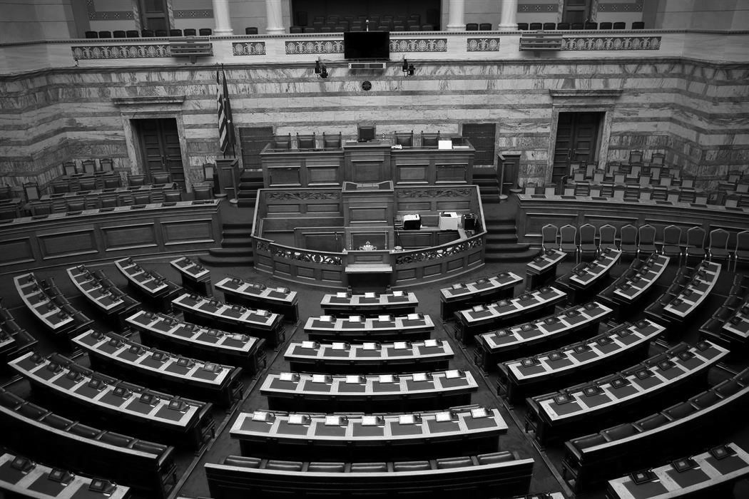 Παρακολουθήσεις: Ένα μυστικό πόρισμα και μια κοινοβουλευτική συζήτηση άνευ αντικειμένου