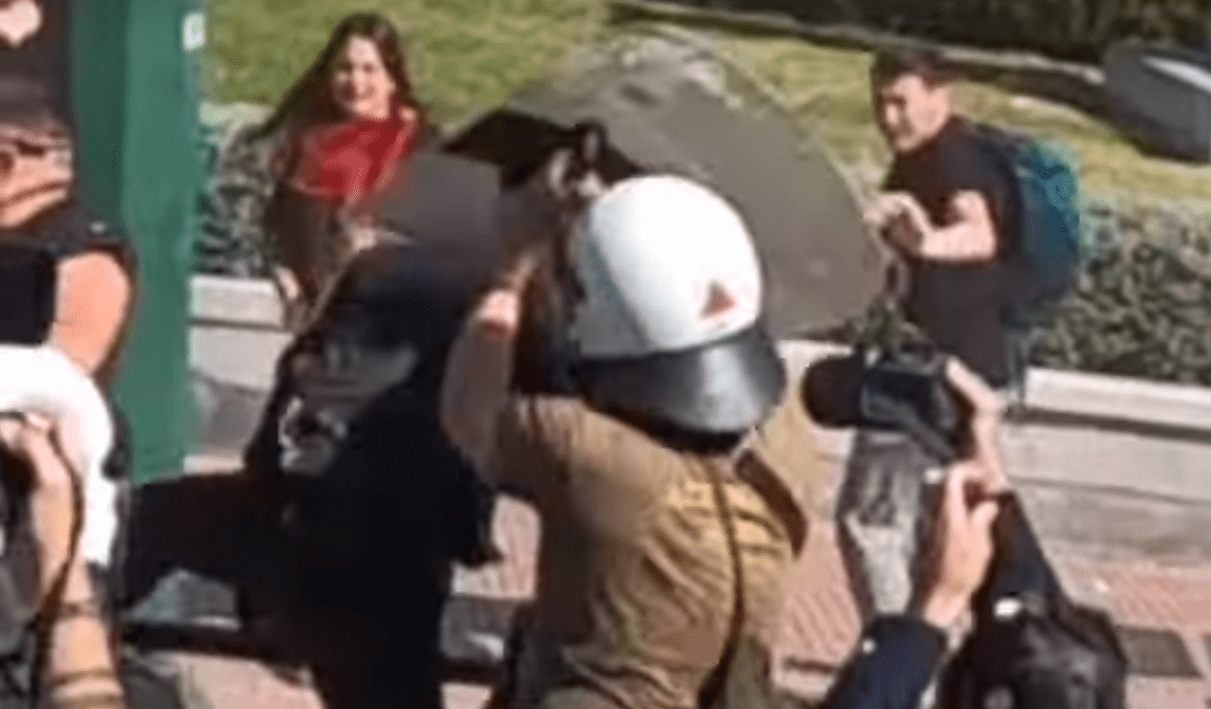 (Άλλη μια) ΕΔΕ για τον αστυνομικό που χτύπησε διαδηλώτρια με ασπίδα στο κεφάλι