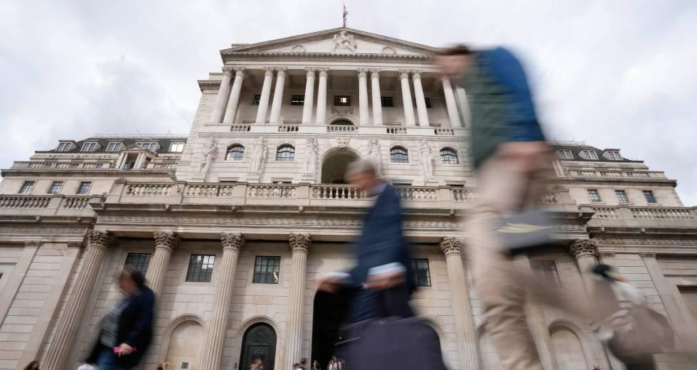 Στη μεγαλύτερη αύξηση επιτοκίων εδώ και 30 χρόνια προχώρησε η Τράπεζα της Αγγλίας