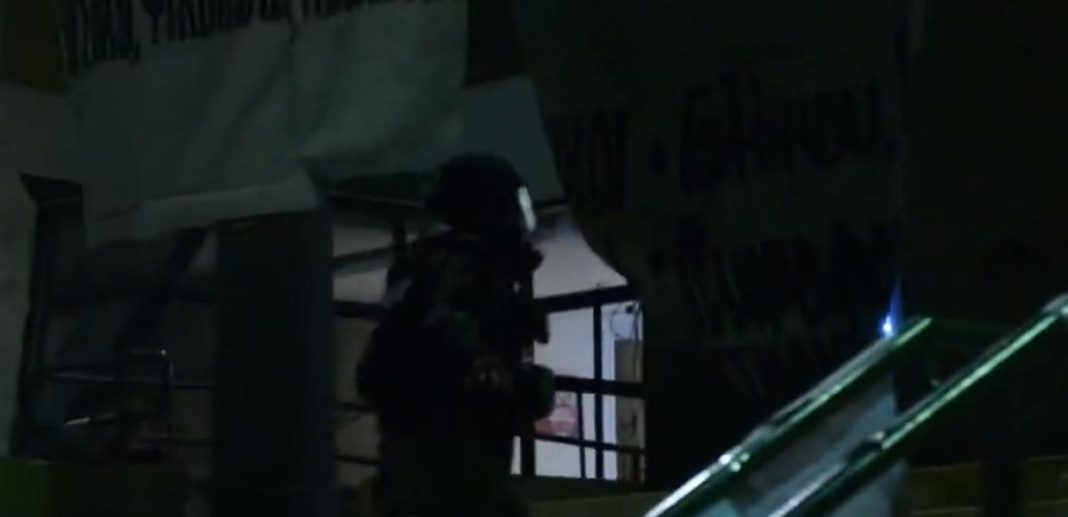 Βίντεο καταγράφει αστυνομικό να πετά δακρυγόνο σε κλειστό χώρο του ΑΠΘ
