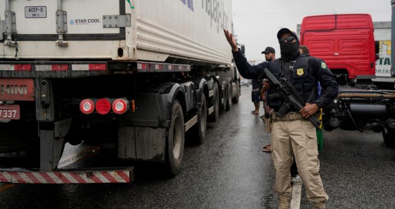 brazil-truckers-blockade-1.jpg