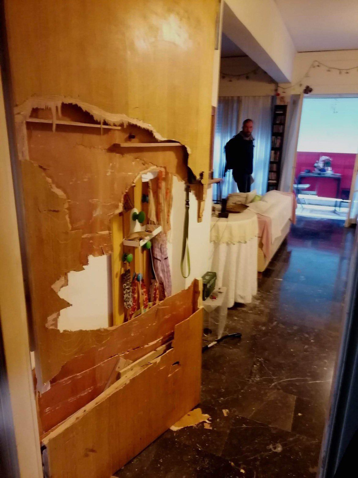 Έξωση δημοσιογράφου με εντολή τράπεζας: Αστυνομικοί σπάσανε την πόρτα του σπιτιού της (vid)