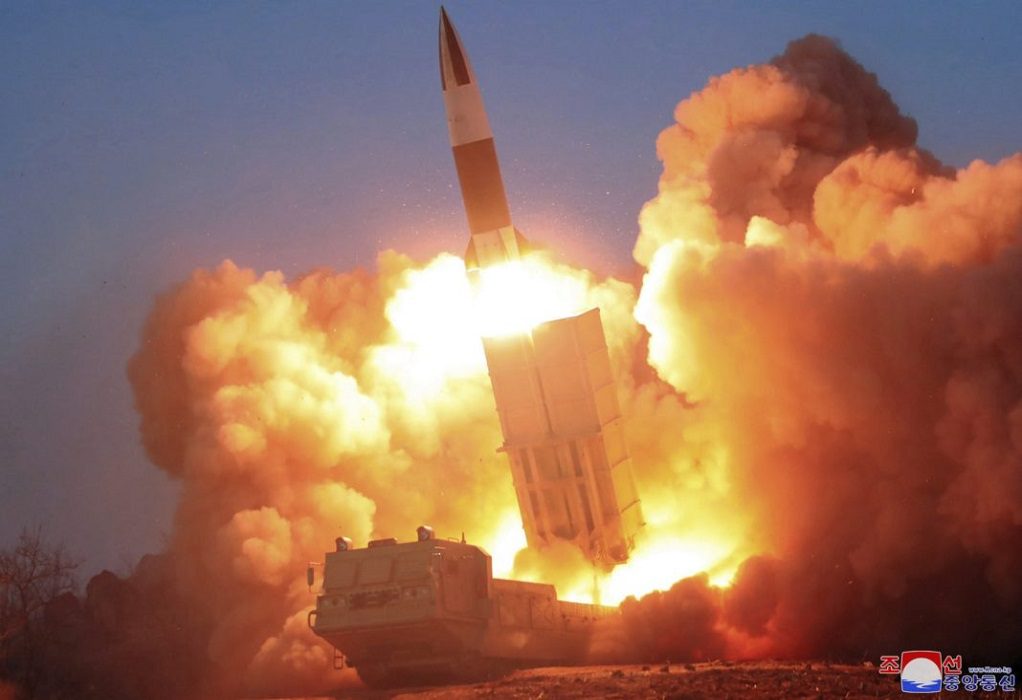 Πάτησε πάλι το κουμπί ο Κιμ – Δύο βαλλιστικούς πυραύλους εκτόξευσε η Βόρεια Κορέα