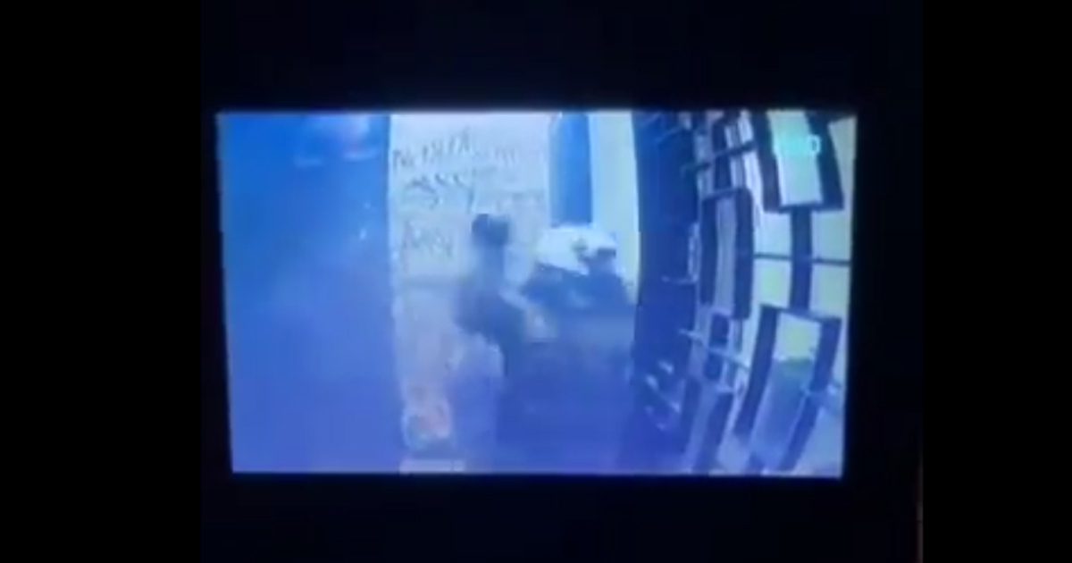 Απίστευτο βίντεο: Άνδρες της ΥΑΤ πετούν δακρυγόνα μέσα σε πολυκατοικία