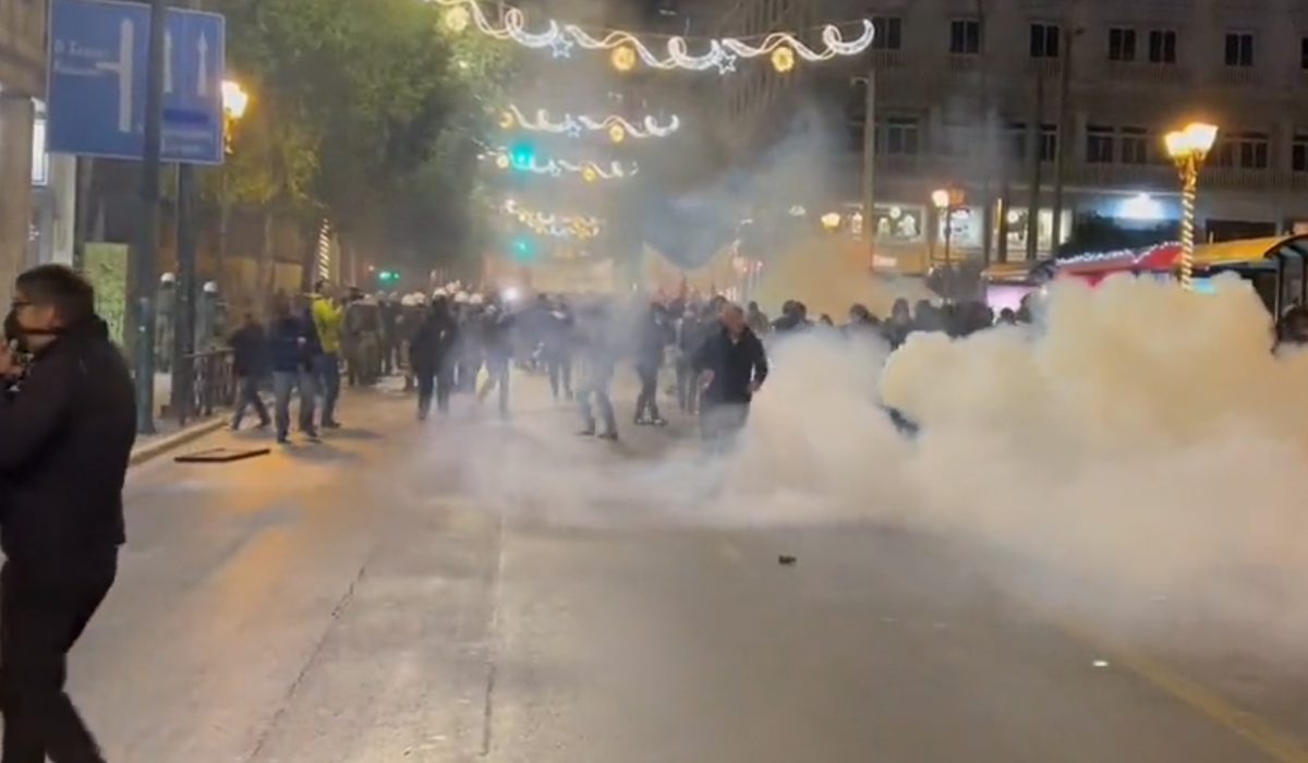 Επίθεση της Αστυνομίας με χημικά στην πορεία της Αθήνας – Ο κόσμος έφτασε στο Σύνταγμα (vid)