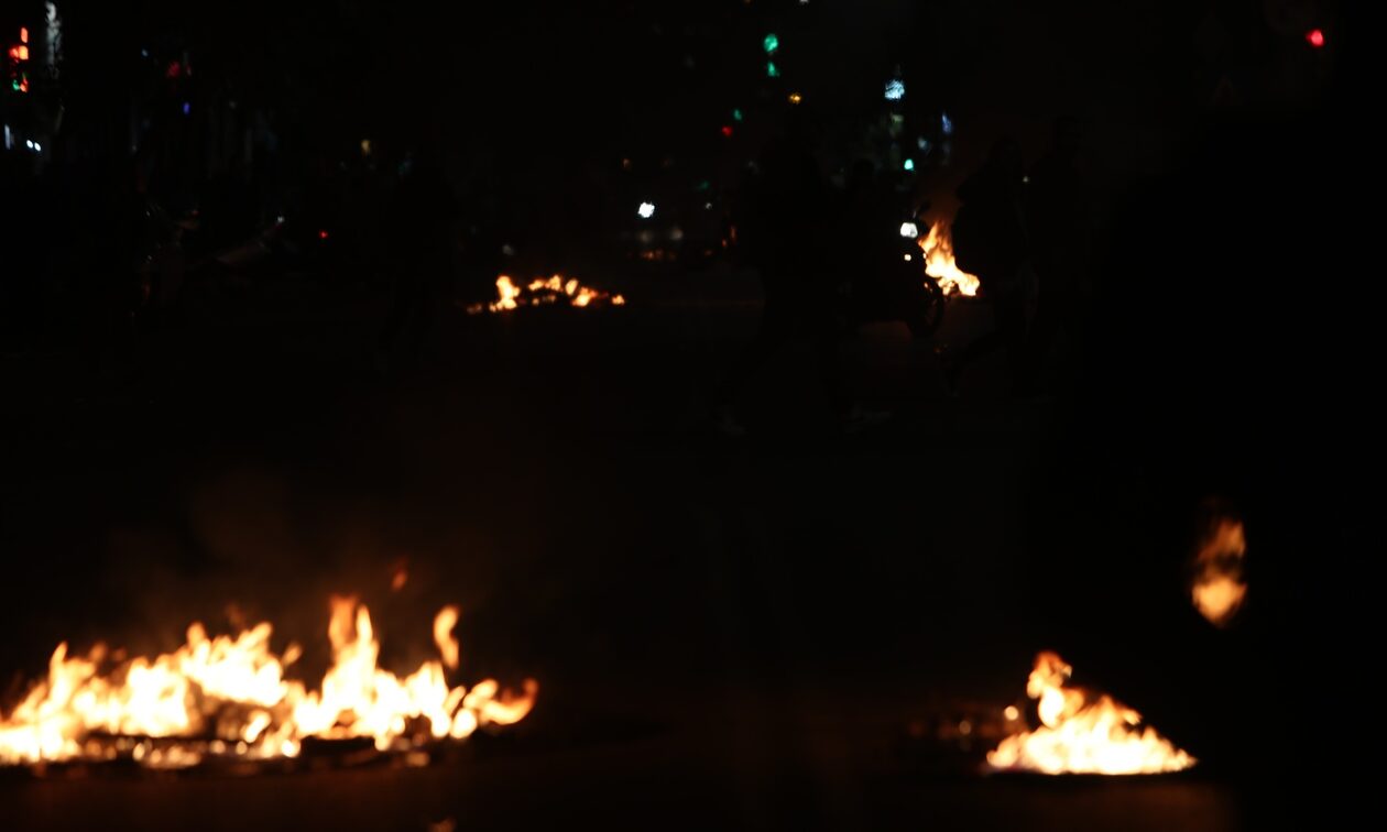 Βράζει η κοινωνία των Ρομά και όχι μόνο για την αστυνομική βία – Ακλόνητος ο Θεοδωρικάκος παρά την οργή