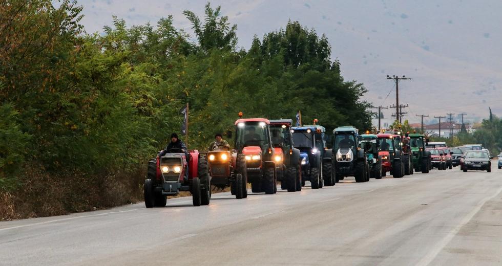 Με αποκλεισμούς δρόμων και τελωνείων «ζεσταίνουν» τα τρακτέρ οι αγρότες, εν αναμονή της καθόδου στην Αθήνα