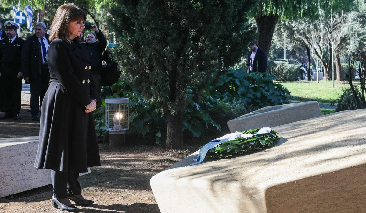 Στεφάνι στο Μνημείο Ολοκαυτώματος κατέθεσε η Πρόεδρος της Δημοκρατίας: «Το παρελθόν του Ολοκαυτώματος μας αφορά όλους»