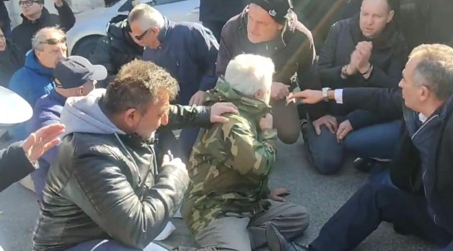 Ένταση στην Κοζάνη την ώρα της συνέντευξης Μητσοτάκη – Αστυνομικοί απώθησαν διαδηλωτές (video)