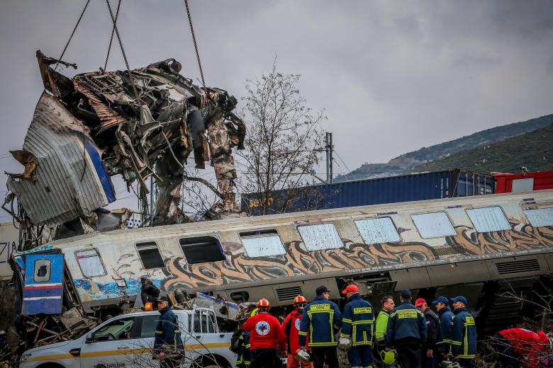 Le Monde για Τέμπη: Το χειρότερο σιδηροδρομικό δυστύχημα της Ελλάδας – «Φάντασμα» επί δεκαετίες το σύστημα ETCS