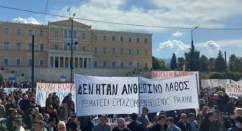 Έπνιξαν στα χημικά και τη σημερινή συγκέντρωση – Χιλιάδες οι διαδηλωτές στο Σύνταγμα