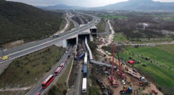 Σφοδρή αντιπαράθεση ΣΥΡΙΖΑ-Κυβέρνησης για «ξυλόλιο, μονταζιέρα και μπάζωμα» στα Τέμπη