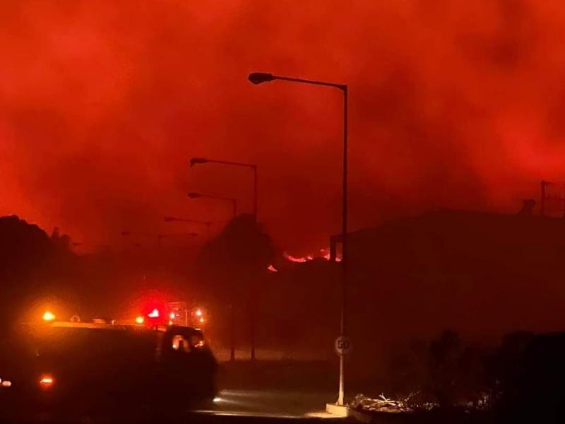 Μάχη με τις φλόγες και την περασμένη νύχτα σε Ρόδο, Κάρυστο και Κέρκυρα