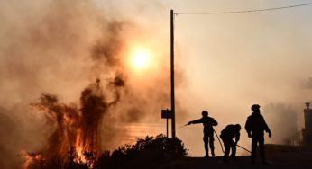 Ανεξέλεγκτη παραμένει η πυρκαγιά στη Ρόδο