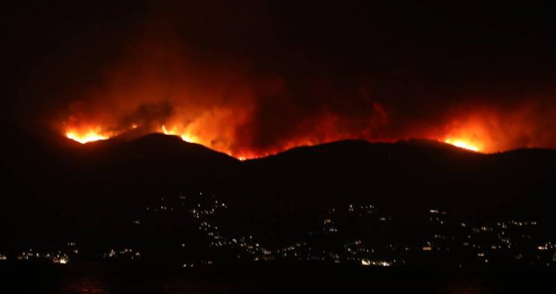 Μαίνονται οι πυρκαγιές σε Φυλή και Ασπρόπυργο – Καλύτερη η κατάσταση στα Ψαχνά, αλλά με τον κίνδυνο αναζωπυρώσεων