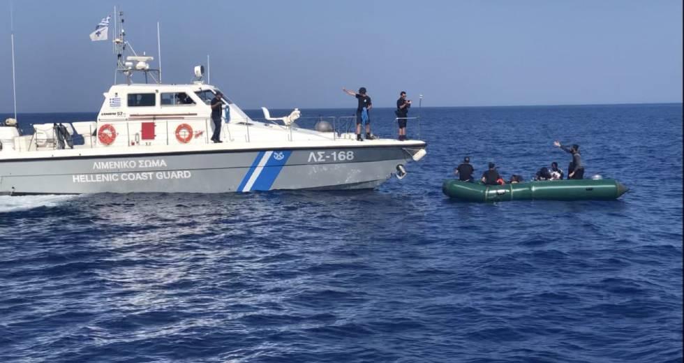 Στους Καλούς Λιμένες, σκάφος με 117 μετανάστες – Ξεκίνησε η επιχείρηση μεταφοράς στο Ηράκλειο
