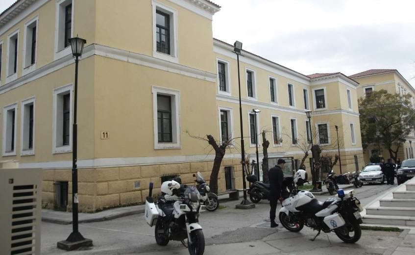 Ένταση έξω από τα δικαστήρια της Ευελπίδων