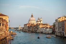 Πληθαίνουν τα μέτρα κατά του μαζικού τουρισμού στην Ιταλία – Το τέλος εισόδου στη Βενετία