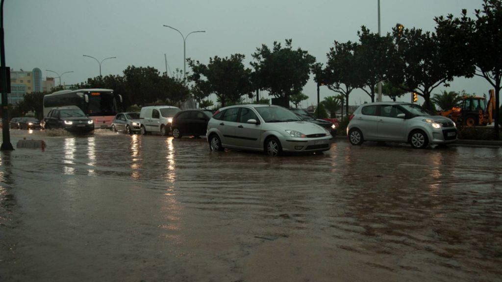 πλημμύρα-αυτοκινητα