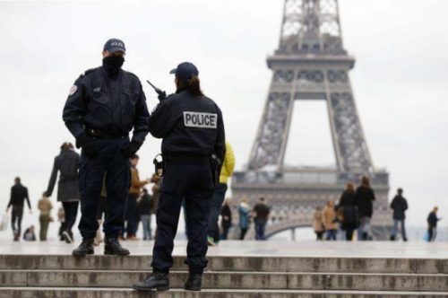 Αιματηρή επίθεση στο κέντρο του Παρισιού, με έναν νεκρό και δύο τραυματίες