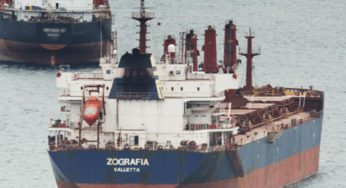 Ελληνόκτητο πλοίο bulk carrier επλήγη από πύραυλο ανοιχτά της Υεμένης – Συνεχίζει την πορεία του προς το Σουέζ