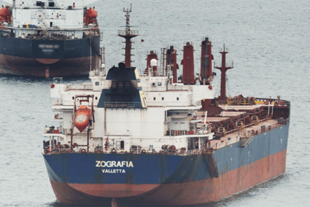 Ελληνόκτητο πλοίο bulk carrier επλήγη από πύραυλο ανοιχτά της Υεμένης – Συνεχίζει την πορεία του προς το Σουέζ