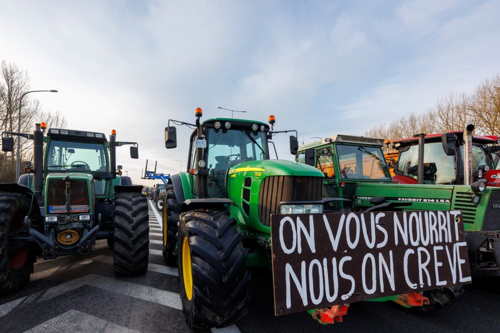 «Στραπατσάδα» και πετροπόλεμος στις Βρυξέλλες – Αγρότες «πολιόρκησαν» το Ευρωπαϊκό Κοινοβούλιο