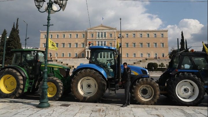 Έφθασαν τα πρώτα τρακτέρ στο Σύνταγμα