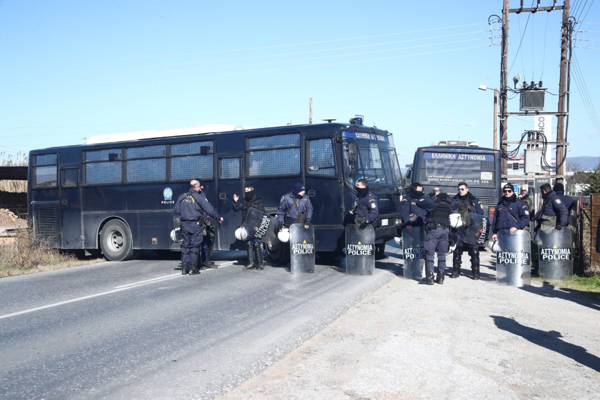 Μπλόκο της ΕΛ.ΑΣ. στη μηχανοκίνητη πορεία αγροτών προς το υπουργείο  Μακεδονίας – Θράκης