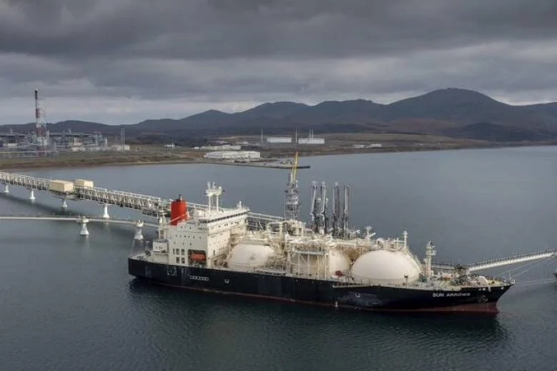 Εκτοξεύονται οι τιμές ενέργειας εν μέσω φόβων για αποκλεισμό των Στενών του Ορμούζ